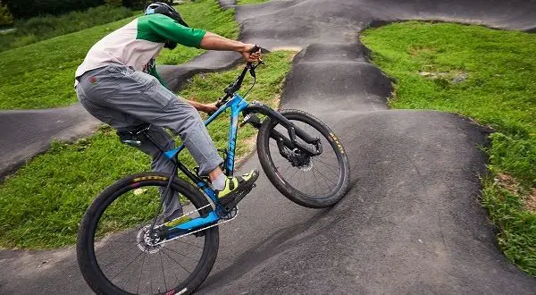 Pump track - co to je, důvod jeho popularity