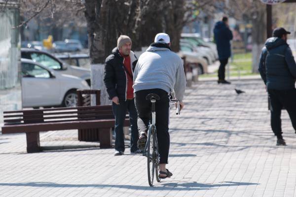 cyklista jedoucí po chodníku